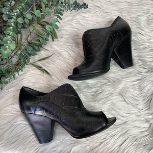 Pour la Victoire peep toe ankle bootie 8.5